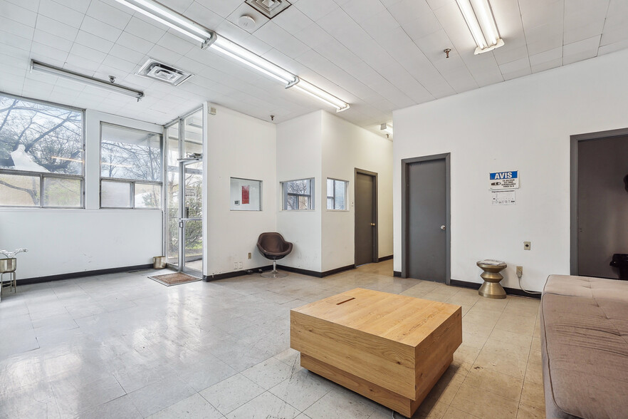 2835 Rue Duchesne, Montréal, QC for lease - Building Photo - Image 3 of 12