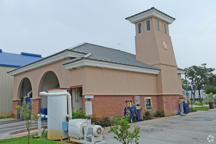 120 Mary Esther Blvd, Mary Esther, FL for sale - Building Photo - Image 3 of 4