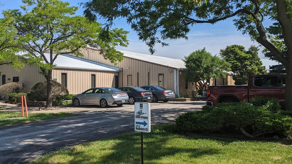 525 W Rolling Meadows Dr, Fond Du Lac, WI for lease - Building Photo - Image 2 of 18