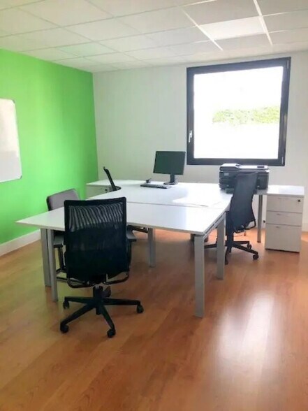 Office in Jouy-en-Josas for lease - Interior Photo - Image 2 of 16