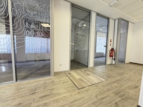 Retail in Paris for lease Interior Photo- Image 2 of 7