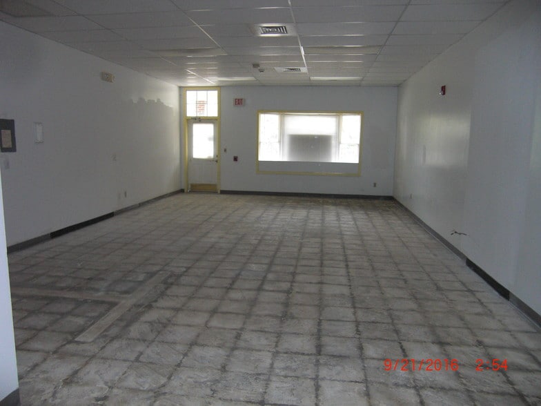 696 Amity Rd, Bethany, CT for lease - Interior Photo - Image 2 of 8