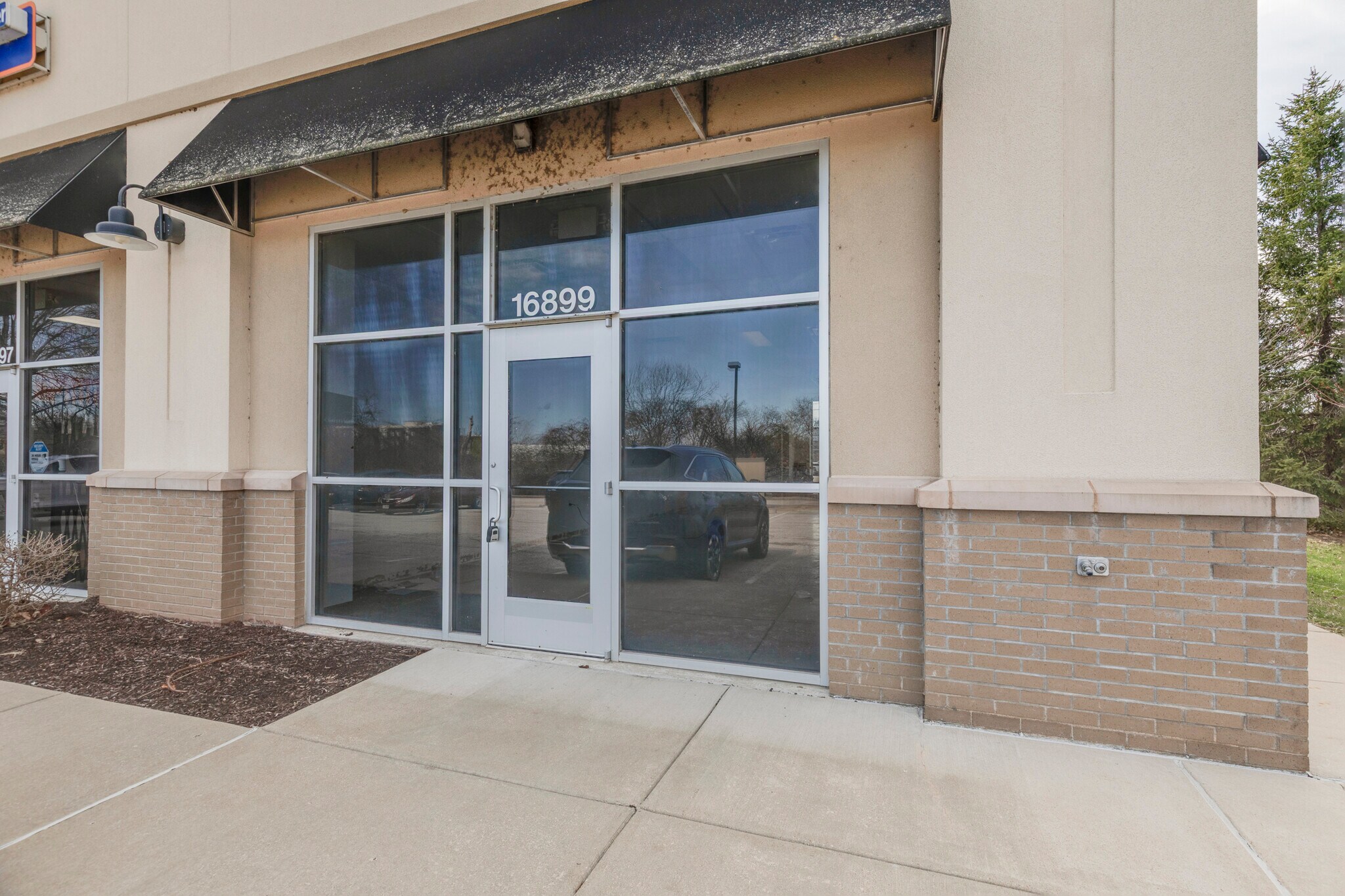 16889 Chesterfield Airport Rd, Chesterfield, MO for lease Interior Photo- Image 1 of 5
