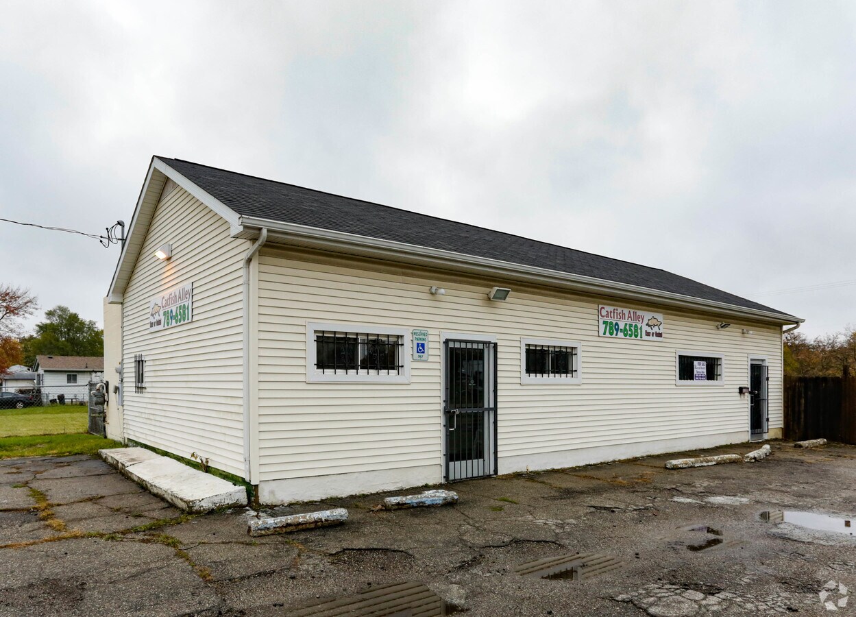 5264 N Saginaw St, Flint, MI 48505