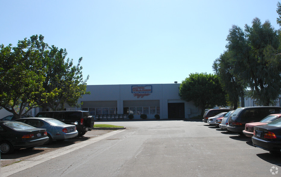 2621 S Daimler St, Santa Ana, CA for lease - Building Photo - Image 3 of 8