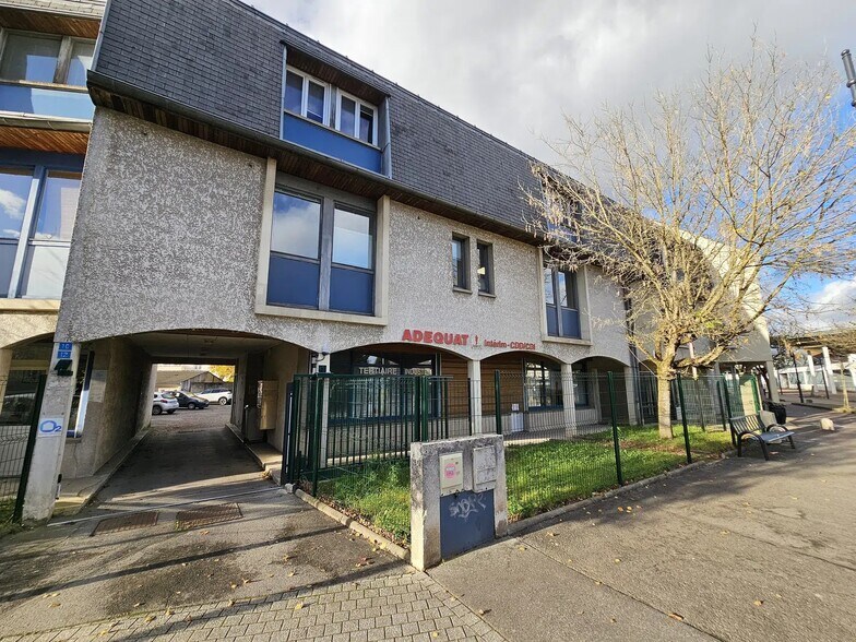 Office in Pontault-Combault for lease - Building Photo - Image 1 of 1