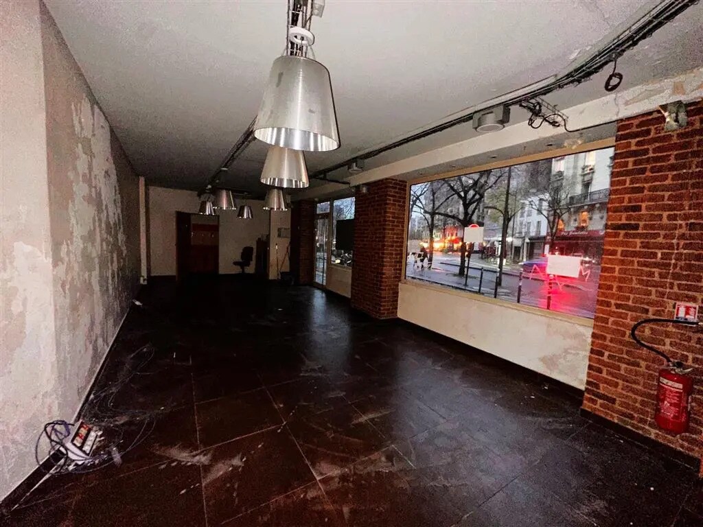 Retail in Paris for lease Building Photo- Image 1 of 8