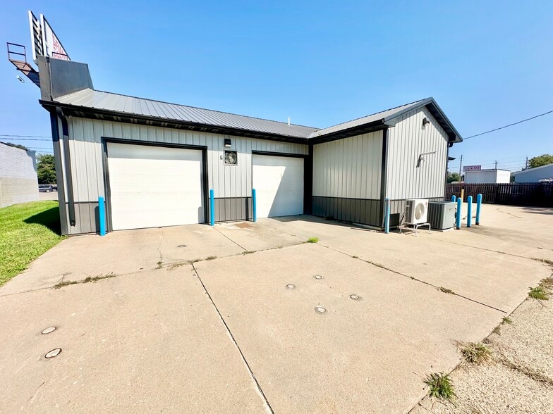 1424 Army Post Rd, Des Moines, IA for sale - Building Photo - Image 2 of 7