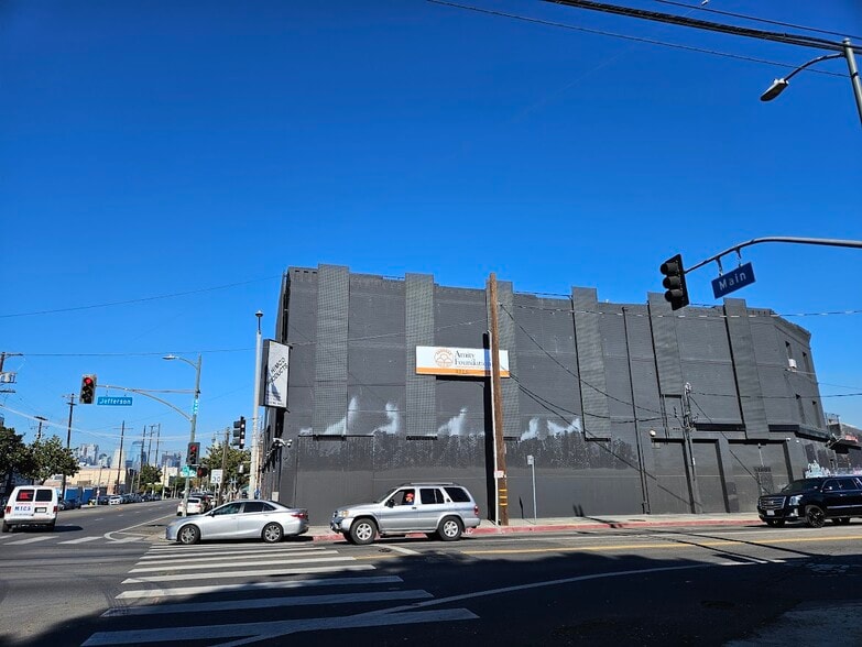 3326 S Main St, Los Angeles, CA for lease - Building Photo - Image 2 of 11