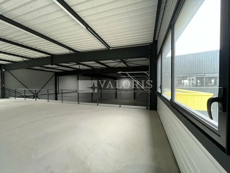 Flex in Frans for lease - Interior Photo - Image 3 of 10