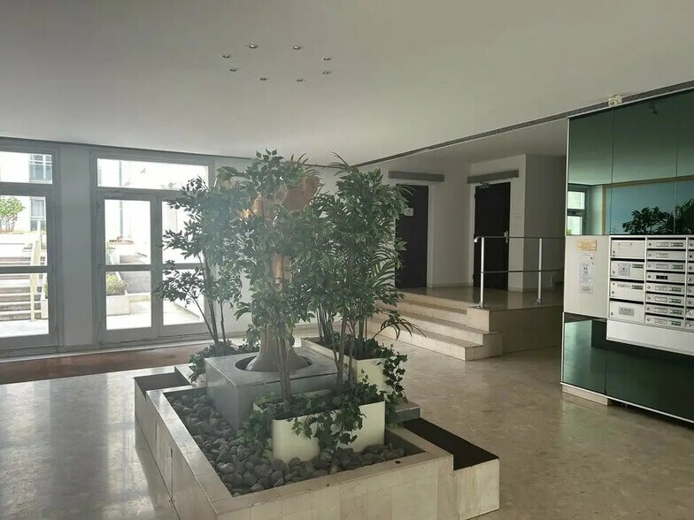 Office in Tours for lease - Lobby - Image 3 of 4