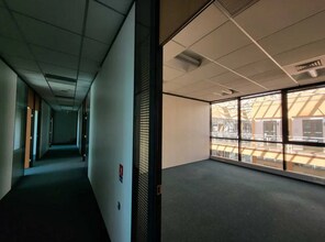 Office in Villebon-sur-Yvette for lease Interior Photo- Image 2 of 3