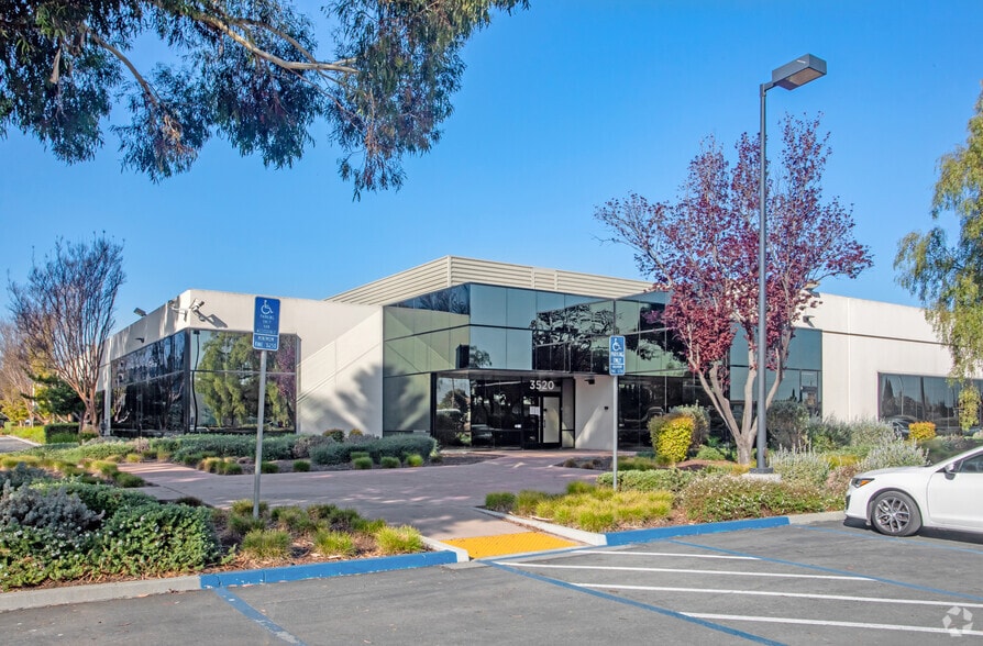 3520 Bassett St, Santa Clara, CA for lease - Primary Photo - Image 1 of 7