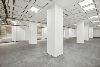 Retail in Paris for lease Interior Photo- Image 2 of 5