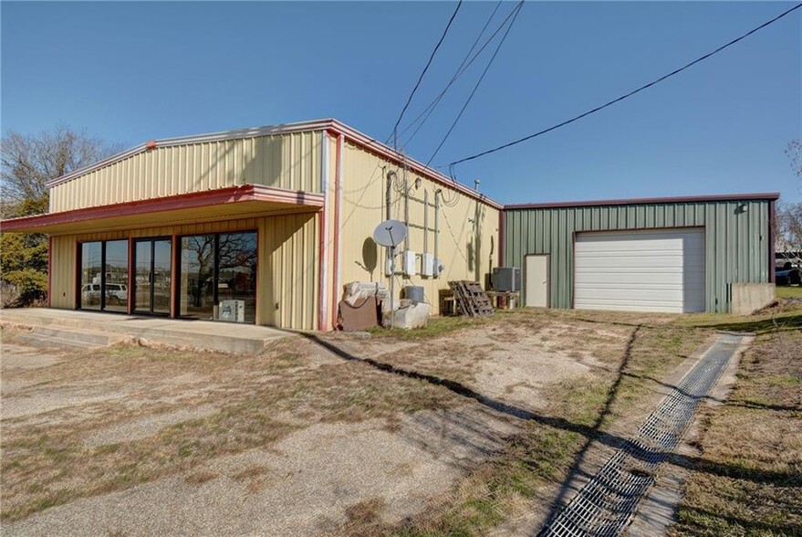 1684 State Highway 71 W, Cedar Creek, TX for sale - Building Photo - Image 1 of 1