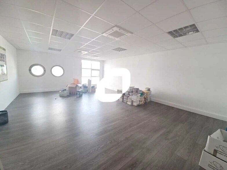 Office in Floirac for lease - Interior Photo - Image 2 of 11