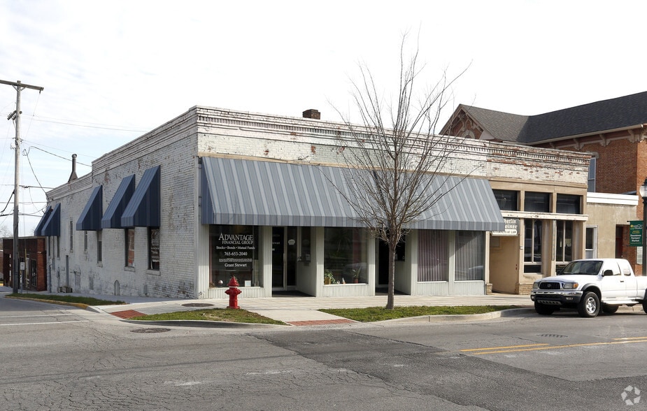 101-105 E Washington St, Greencastle, IN for lease - Primary Photo - Image 1 of 2