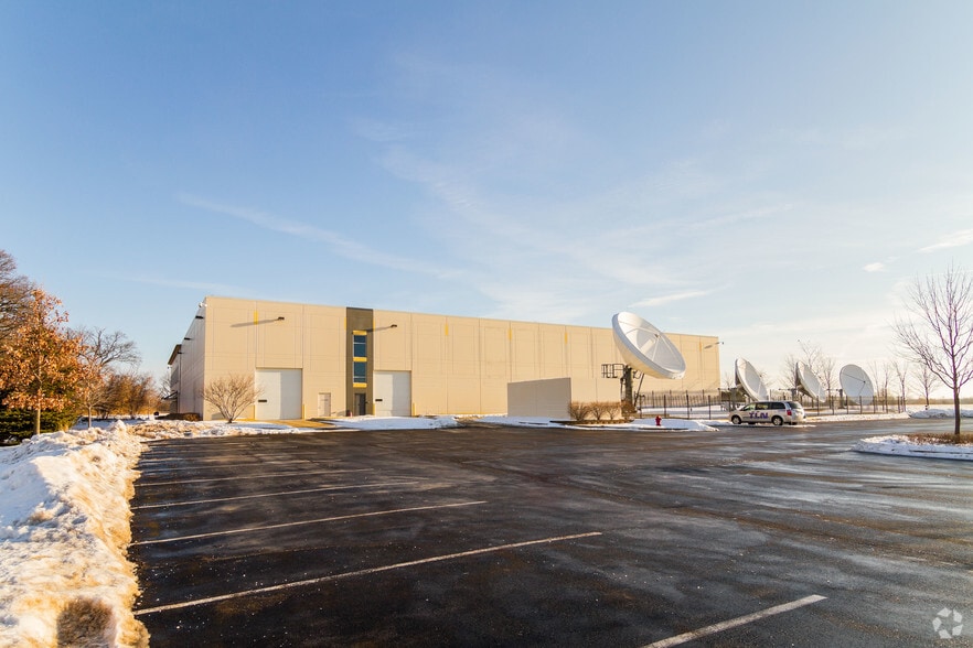 2880 Vision Ct, Aurora, IL for sale - Building Photo - Image 3 of 5