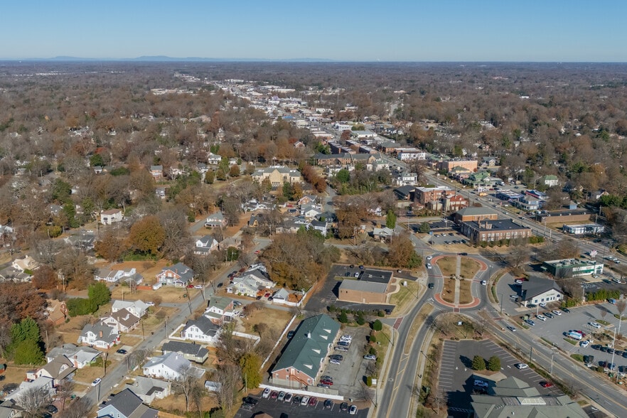 1011 Lindsay St, High Point, NC for sale - Building Photo - Image 3 of 22