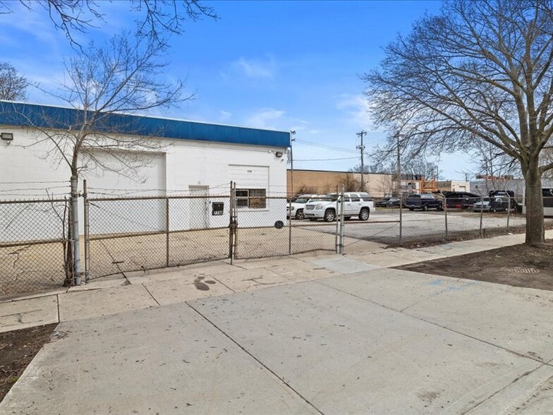 7740 W Florist Ave, Milwaukee, WI for sale - Building Photo - Image 2 of 18