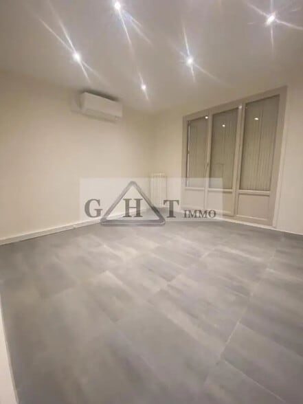 Office in Créteil for lease - Interior Photo - Image 2 of 6