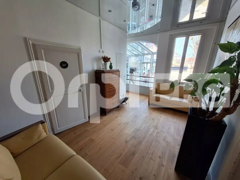 Office in Compiègne for lease - Building Photo - Image 2 of 7