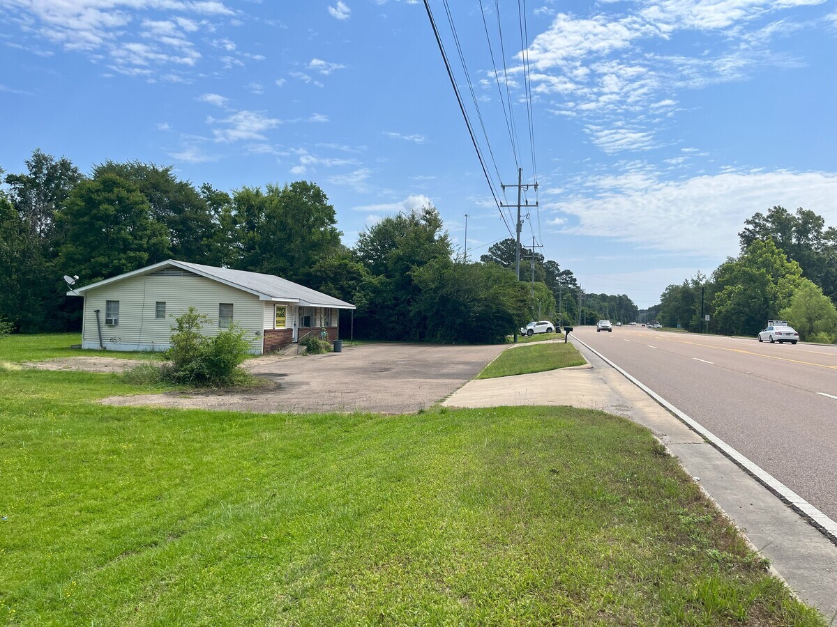 2745 Flowood Dr, Flowood, MS 39232