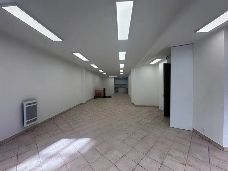 Retail in Paris for lease - Interior Photo - Image 2 of 8
