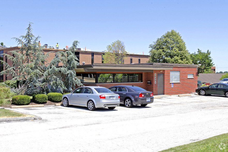 1040 N Lindbergh Blvd, Saint Louis, MO for sale - Building Photo - Image 3 of 3