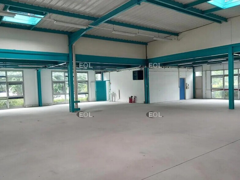 Flex in Tremblay-en-France for lease - Interior Photo - Image 1 of 5