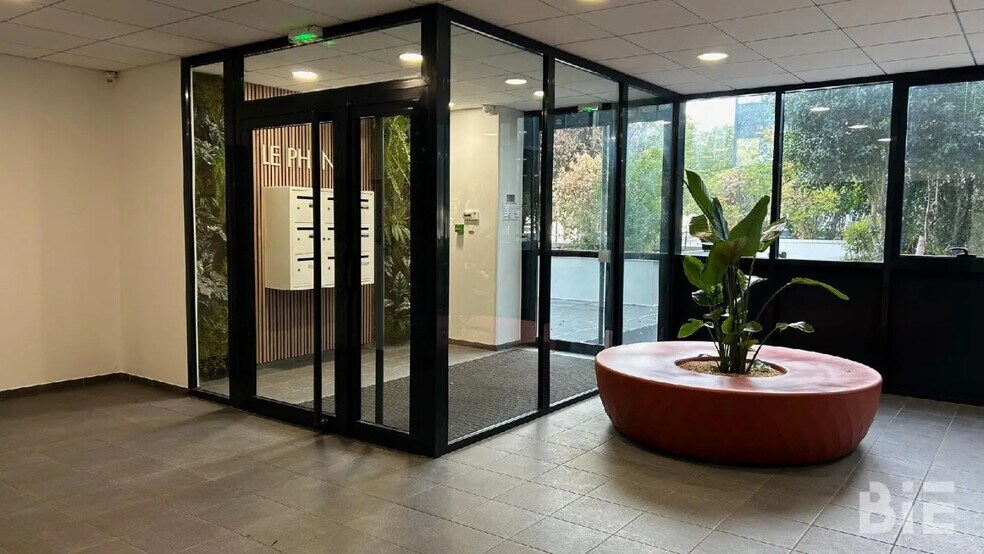 Office in Bordeaux for lease - Building Photo - Image 2 of 7