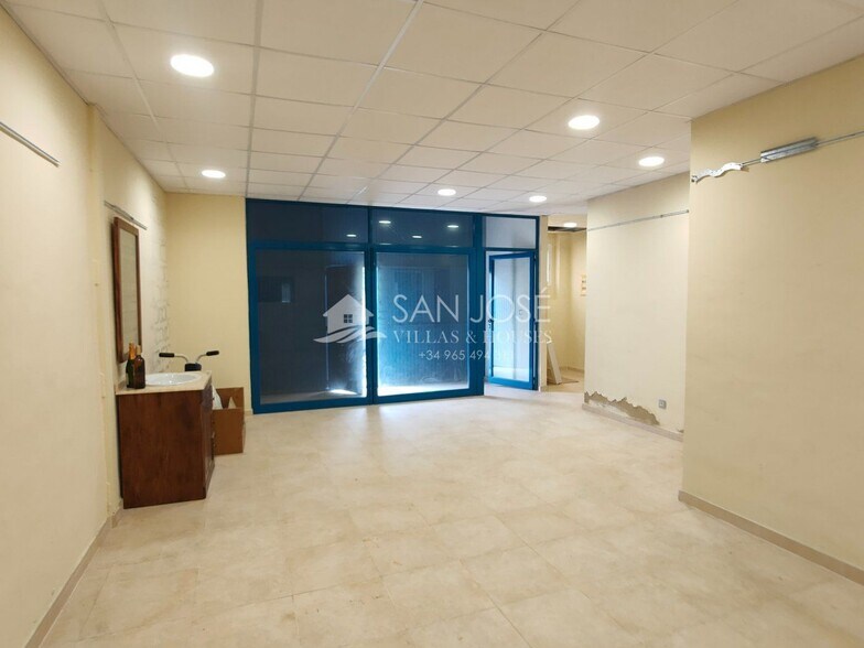 Retail in Alicante for lease - Building Photo - Image 1 of 11