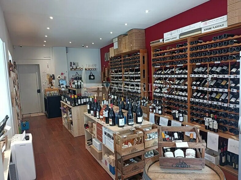 Retail in Lyon for lease - Interior Photo - Image 2 of 2