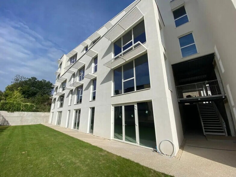 Office in Cachan for lease - Building Photo - Image 1 of 5