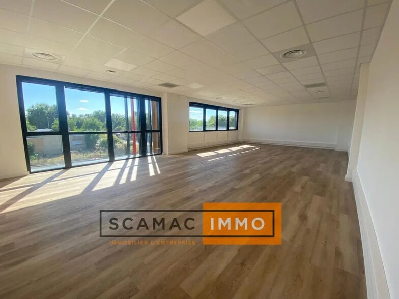 Industrial in Manosque for lease - Building Photo - Image 3 of 4