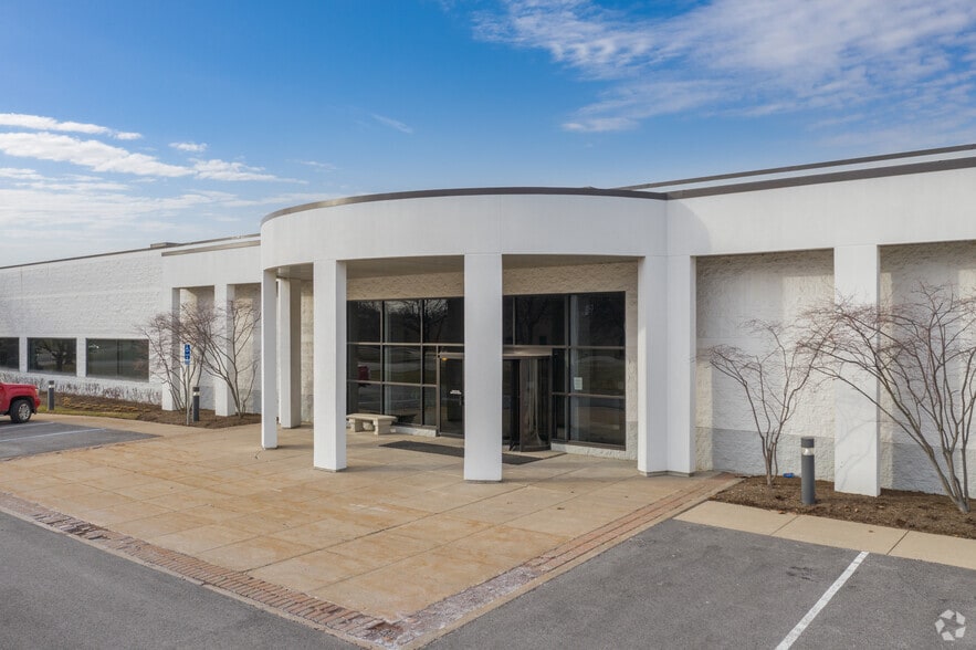 1800 Indian Wood Cir, Maumee, OH for sale - Building Photo - Image 3 of 26