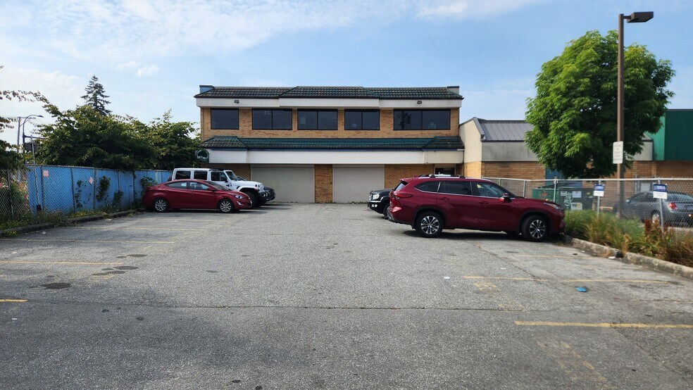 22575 Lougheed Hwy, Maple Ridge, BC for lease - Building Photo - Image 3 of 7