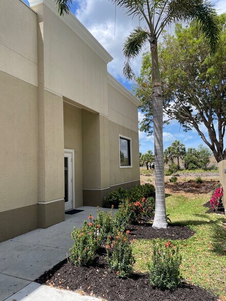 2600 Northbrooke Plaza Dr, Naples, FL for lease - Building Photo - Image 2 of 7