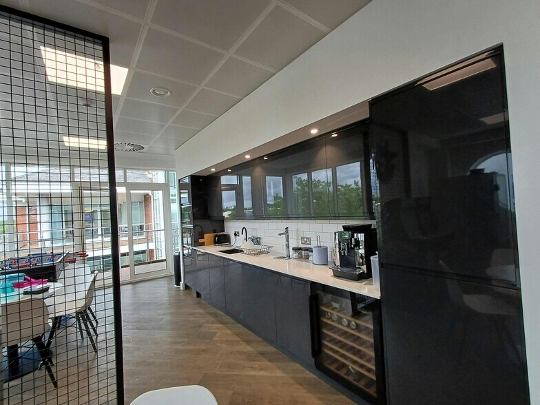Fleming Way, Crawley for lease - Building Photo - Image 3 of 15