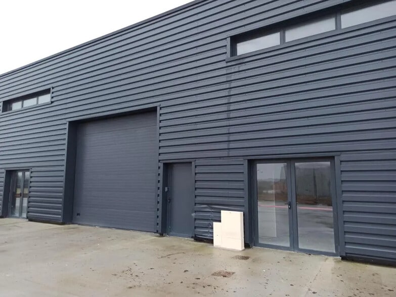 Flex in Magny-en-Vexin for lease - Building Photo - Image 1 of 9