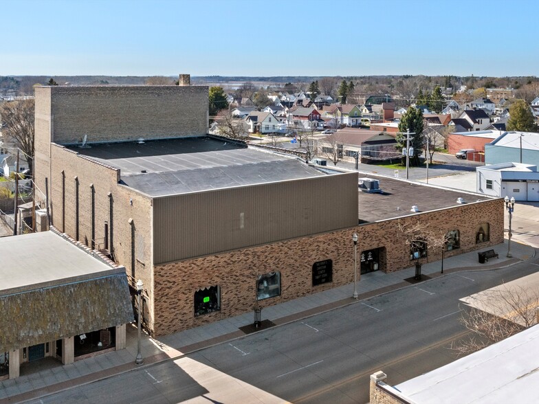 1816 Washington St, Two Rivers, WI for sale - Building Photo - Image 1 of 13