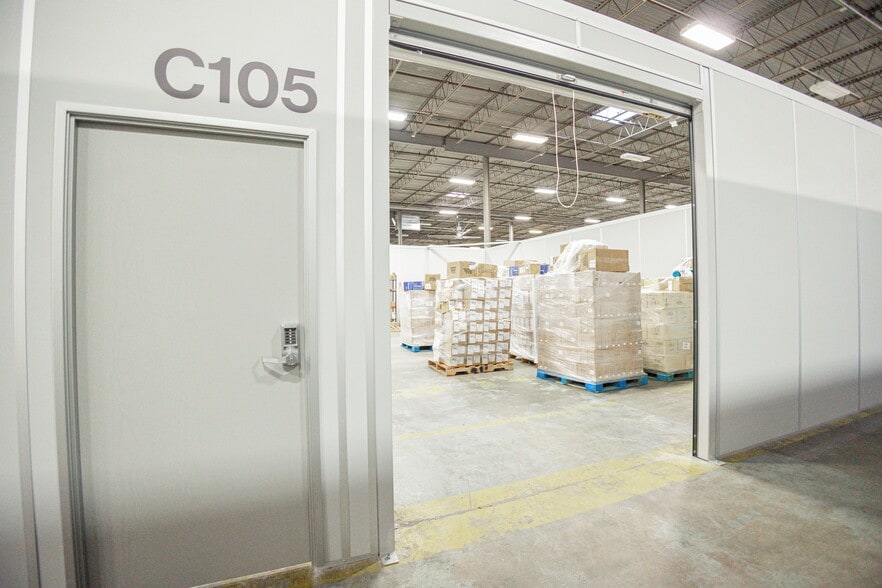 4900 Calvert St, Dallas, TX for lease - Interior Photo - Image 1 of 7