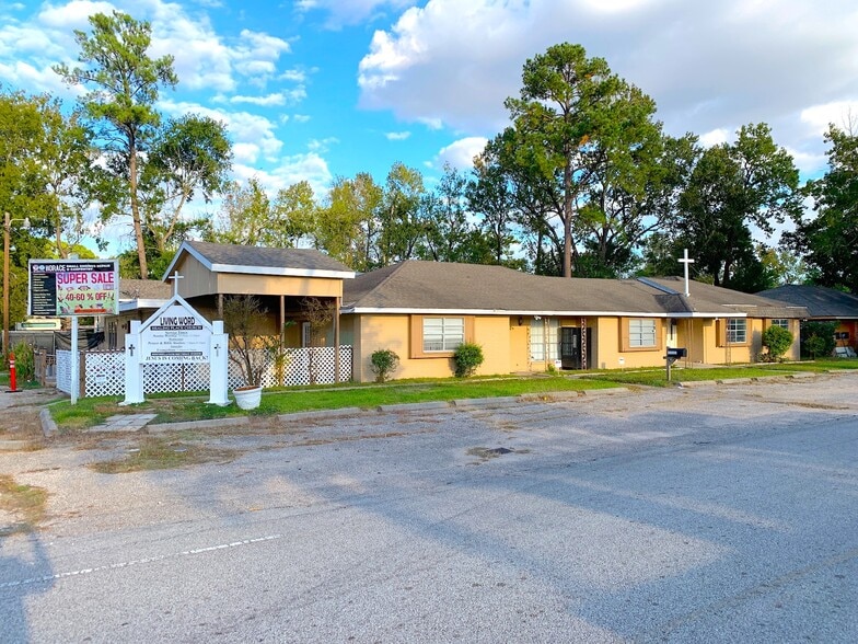 15518 Silver Ridge Dr, Houston, TX for sale - Building Photo - Image 2 of 30