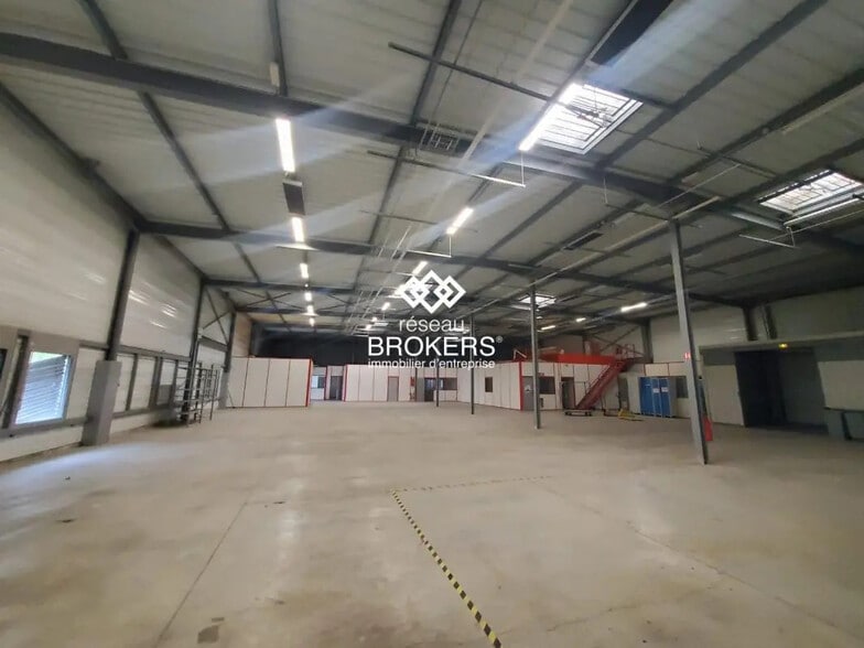 Industrial in Saint-Genis-Pouilly for lease - Interior Photo - Image 2 of 6