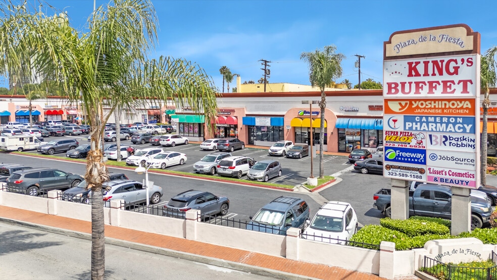 Plaza De La Fiesta / 40K SF Center portfolio of 3 properties for sale on LoopNet.com - Building Photo - Image 3 of 10