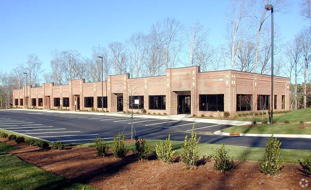 200 Cascade Pointe Ln, Cary, NC 27513 Bldg II