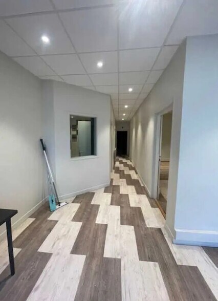 Office in Paris for lease - Interior Photo - Image 3 of 12