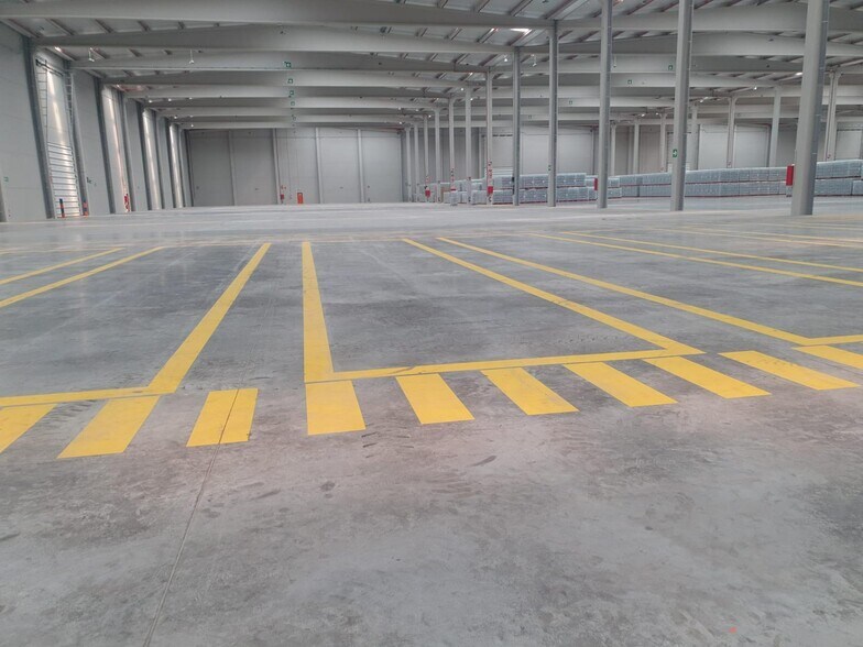 Industrial in Dos Hermanas for lease - Building Photo - Image 1 of 15