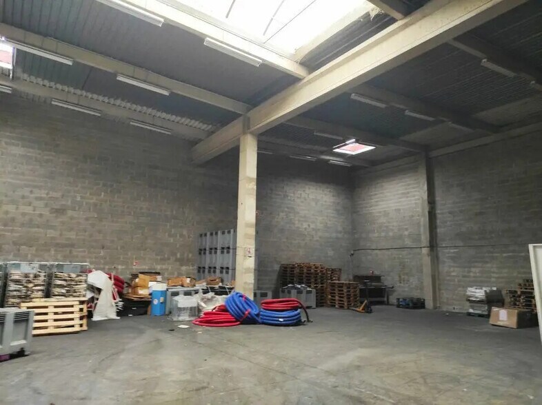 Industrial in Vitrolles for lease - Interior Photo - Image 1 of 3