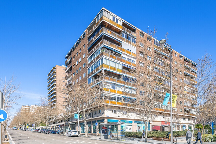 Multifamily in Madrid, Madrid for sale - Primary Photo - Image 1 of 1